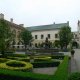 <p>Parková úprava s posezením.</p>